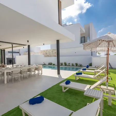 New 4 Bedroom With Pool, 100 Meters From The * פאראלימני