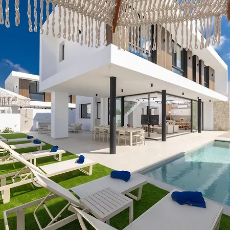 וילה New 4 Bedroom With Pool, 100 Meters From The *