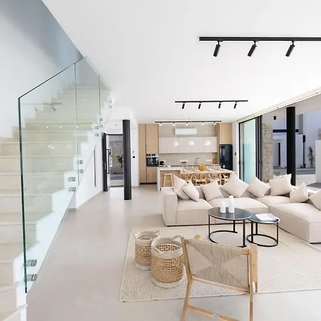New 4 Bedroom With Pool, 100 Meters From The וילה פאראלימני