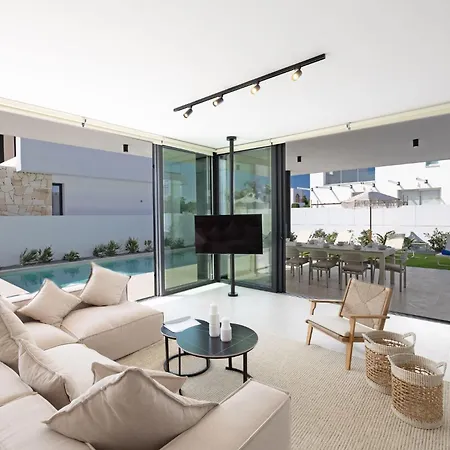 New 4 Bedroom With Pool, 100 Meters From The וילה
