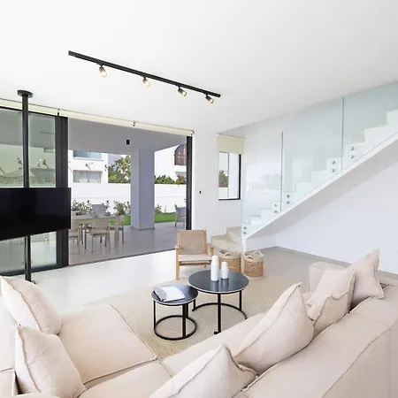 New 4 Bedroom With Pool, 100 Meters From The פאראלימני