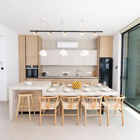 וילה New 4 Bedroom With Pool, 100 Meters From The