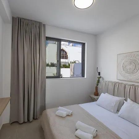 New 4 Bedroom With Pool, 100 Meters From The Villa Paralimni