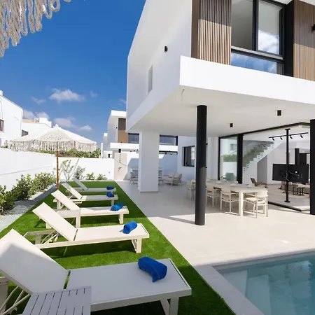 New 4 Bedroom With Pool, 100 Meters From The פאראלימני