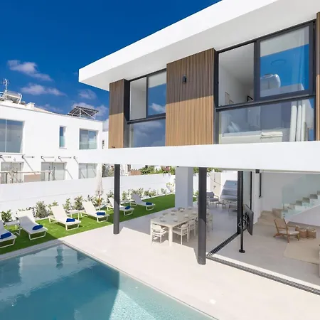 New 4 Bedroom With Pool, 100 Meters From The * פאראלימני