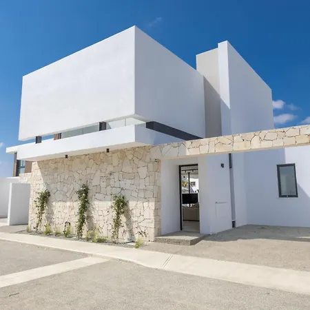 New 4 Bedroom With Pool, 100 Meters From The * פאראלימני